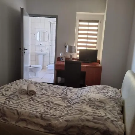 فندق مبيت وإفطار Przy Zelaznym Moscie كوادسكوم